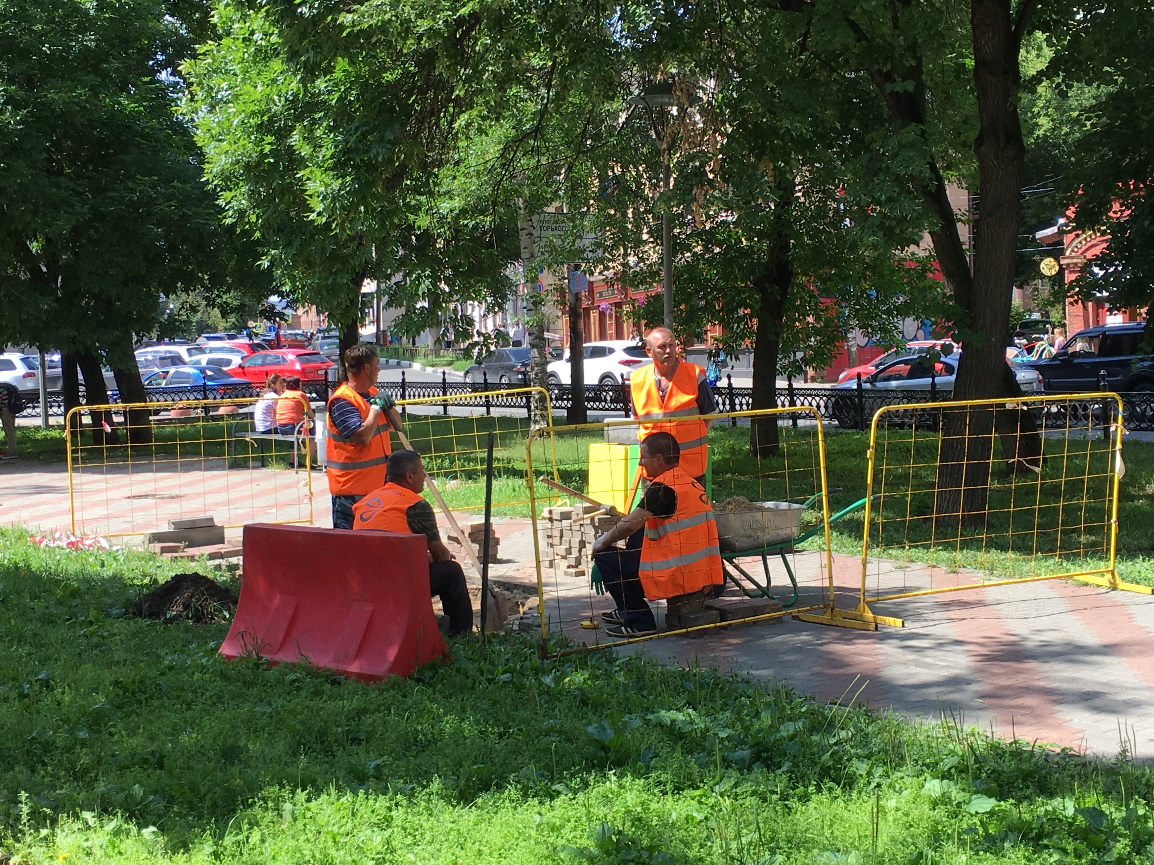 Проверка на прочность: как в Нижнем Новгороде восстанавливают разрушенные дождем дороги - фото 14
