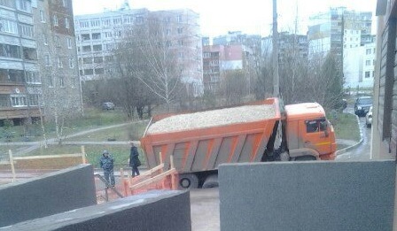 Груженый КамАЗ провалился под асфальт в Нижнем Новгороде (ФОТО)