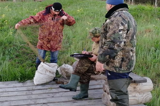 У браконьеров в Павловском районе изъяли лодку и пойманную рыбу - фото 1