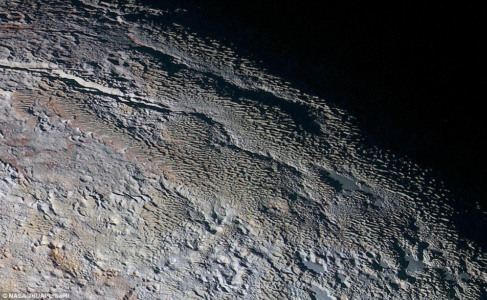 New Horizons запечатлел на Плутоне голубое небо и красные льды (Фото) - фото 2