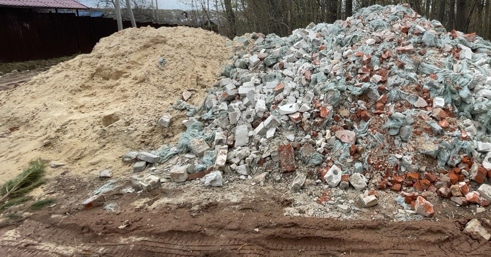 Незаконную свалку строительного мусора обнаружили рядом с деревней Анкудиновка - фото 1