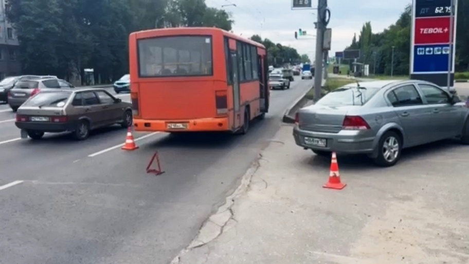 Пассажирский автобус попал в ДТП на проспекте Гагарина в Нижнем Новгороде