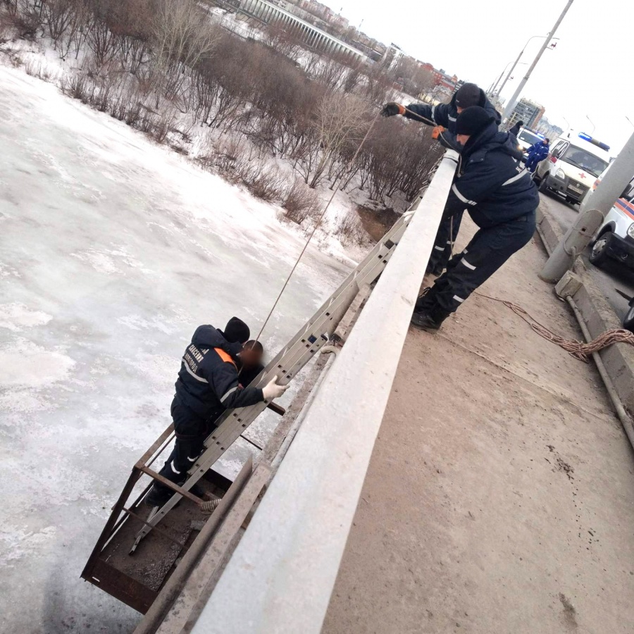 Спасатели разубедили нижегородца прыгать с Канавинского моста - фото 2