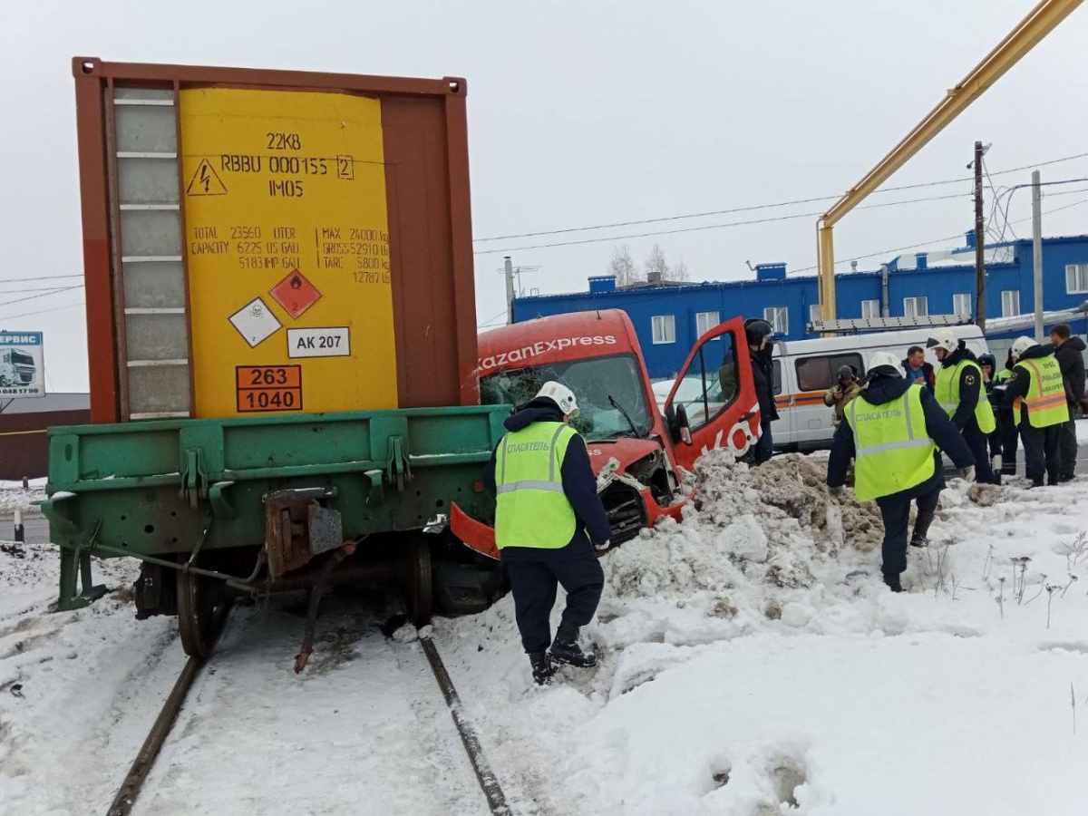 Микроавтобус столкнулся с грузовым поездом на переезде в Дзержинске - фото 1