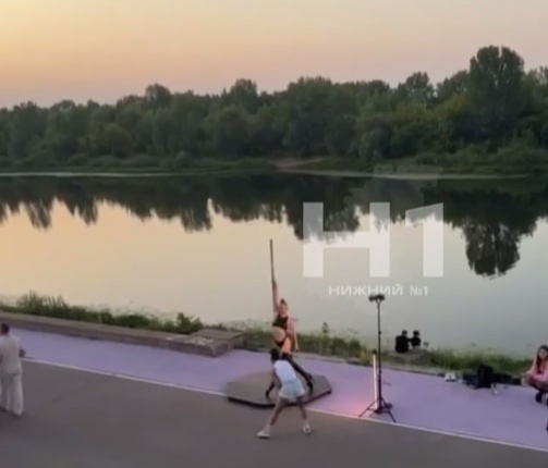 Танцующая на шесте на Гребном канале девушка возмутила нижегородцев - фото 1