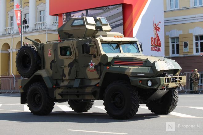 Фоторепортаж: парад в честь 80-й годовщины Победы прошел в Нижнем Новгороде - фото 34