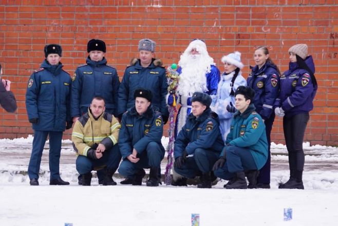 Деды Морозы на тросах поздравили пациентов нижегородской детской больницы - фото 6
