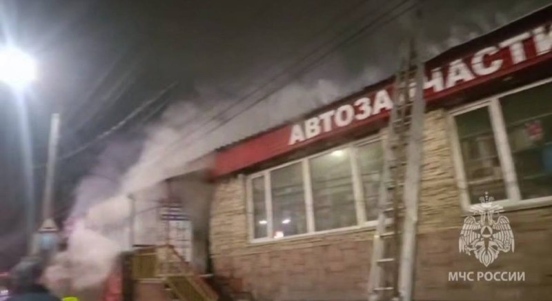 Мощный пожар случился в автосервисе в Нижнем Новгороде - фото 1
