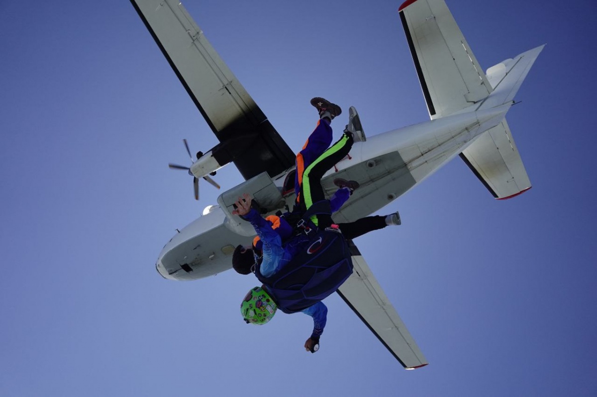 Нижегородский актер Марк Эйдельштейн впервые прыгнул с парашютом - фото 1