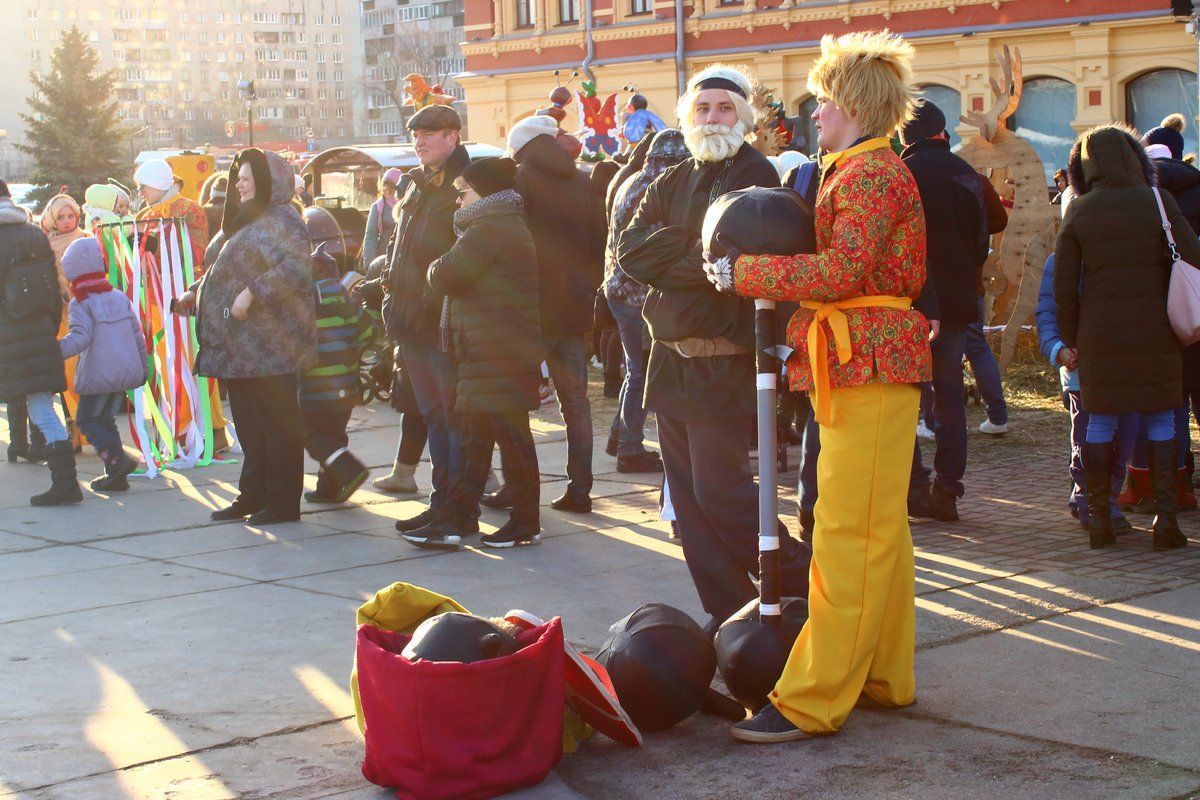 Фаер-шоу и казачьим хором проводили зиму на Нижегородской ярмарке