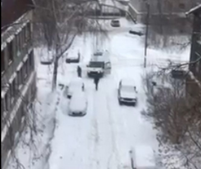 Еще одна скорая помощь застряла в снегу в Нижнем Новгороде - фото 1