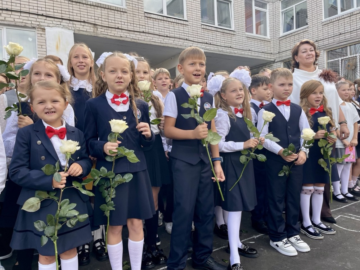 Председатель ЗСНО Евгений Люлин посетил школьные линейки в Дзержинске - фото 1