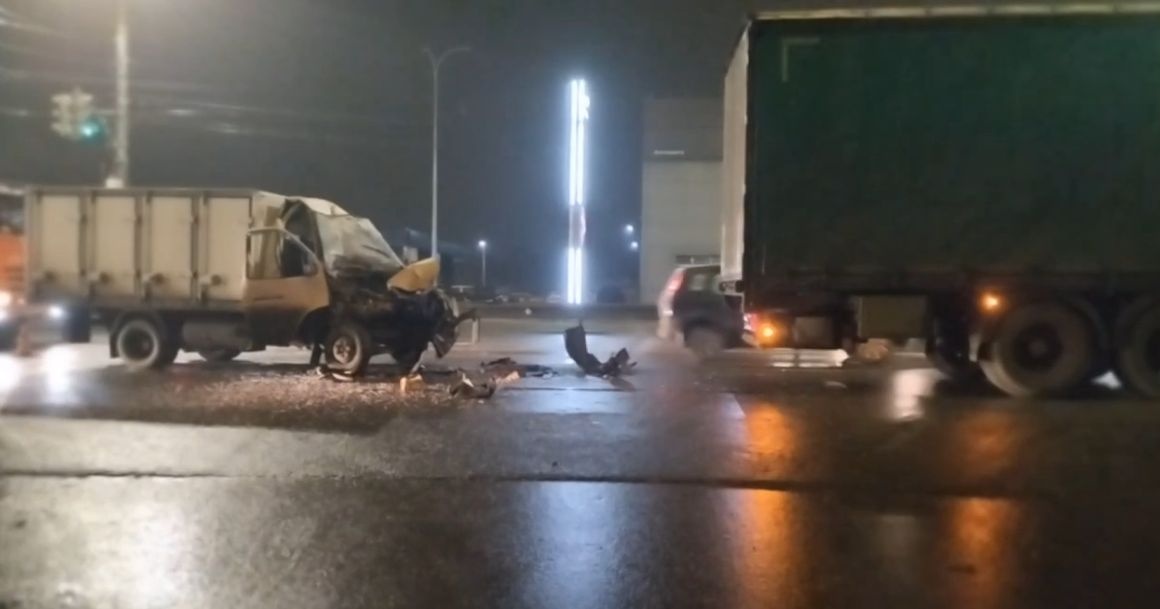 Жесткое ДТП с &laquo;ГАЗелью&raquo; и фурой случилось в Нижнем Новгороде - фото 1