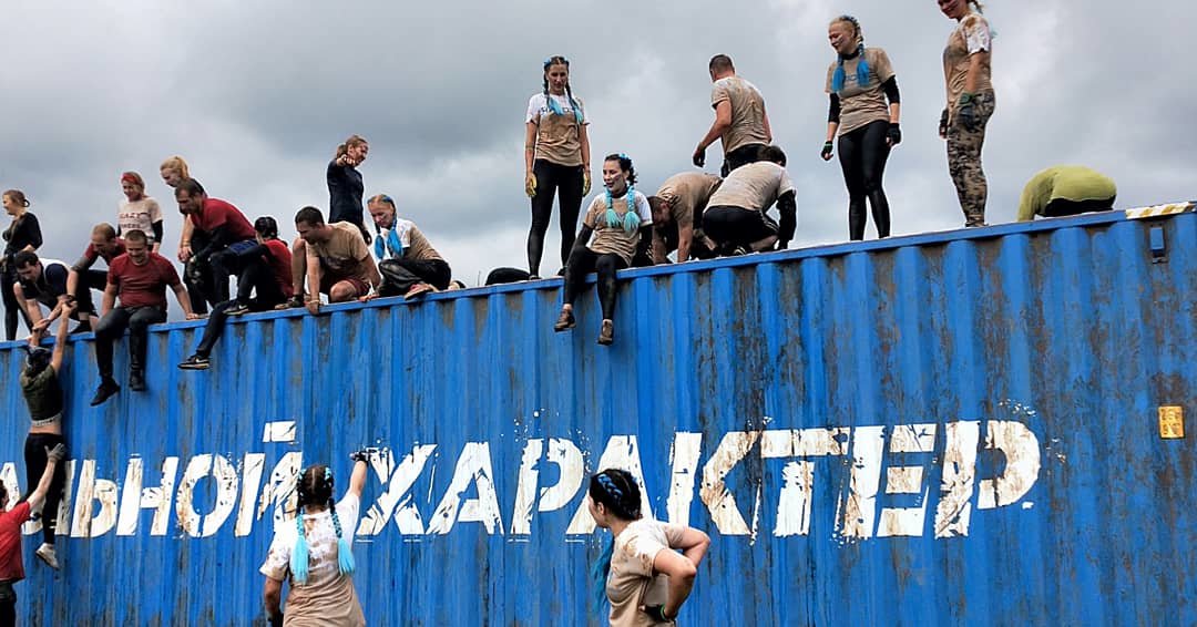 Ледяными ваннами и колючей проволокой испытали себя участники нижегородского экстремального забега «Стальной характер»