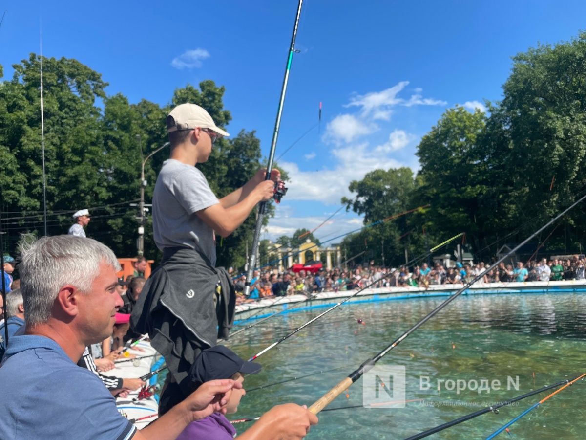 День рыбака отметили массовой ловлей рыбы в фонтане в Нижнем Новгороде: фото 