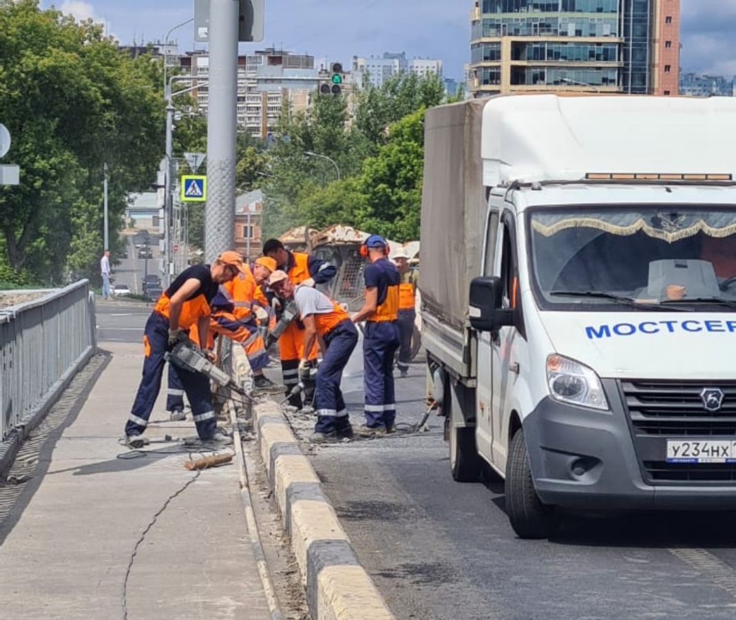 Парапетные ограждения начали ремонтировать на Канавинском мосту - фото 1
