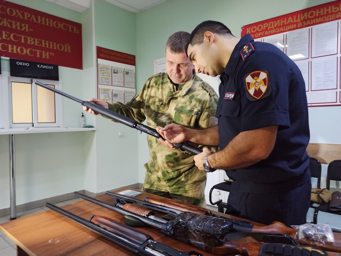 Нижегородский охотник снабдил оружием бойцов СВО - фото 1