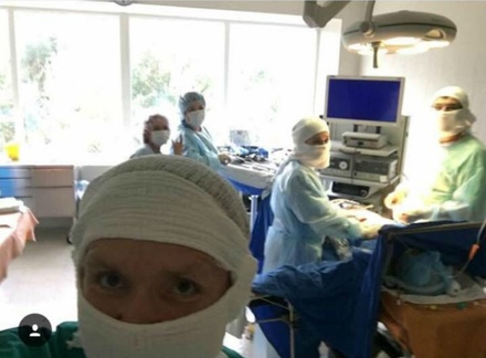 Хирург-проктолог выложил скандальное селфи из операционной