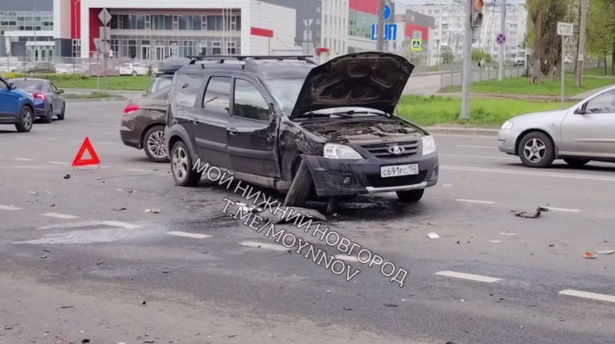 Машина скорой помощи попала в серьезное ДТП в Нижнем Новгороде - фото 1
