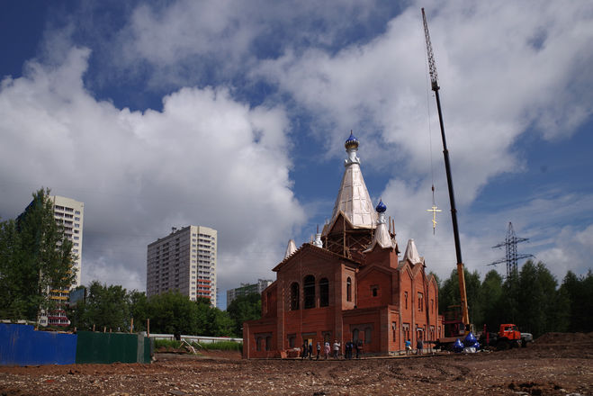 Купола и кресты строящегося храма Матроны Московской освятили в Нижнем Новгороде (ФОТО) - фото 1