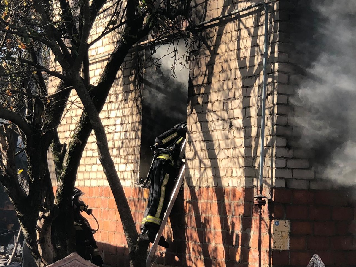 Два нижегородца погибли в пожаре на улице Эльтонской - фото 1