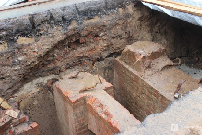 Фоторепортаж: триумфальную арку XIX века и мостовую раскопали в Нижнем Новгороде - фото 6