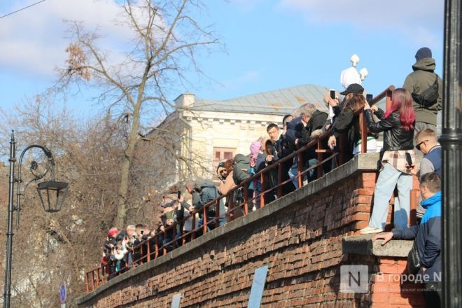 Шли Крестным ходом и ели гигантский кулич: как прошла Пасха в Нижнем Новгороде — фоторепортаж - фото 19