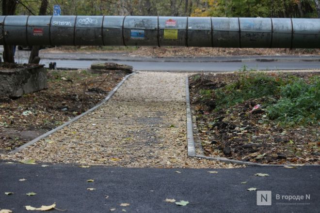 Тропинки сделали прямо под теплотрассой на Усилова в Нижнем Новгороде - фото 2