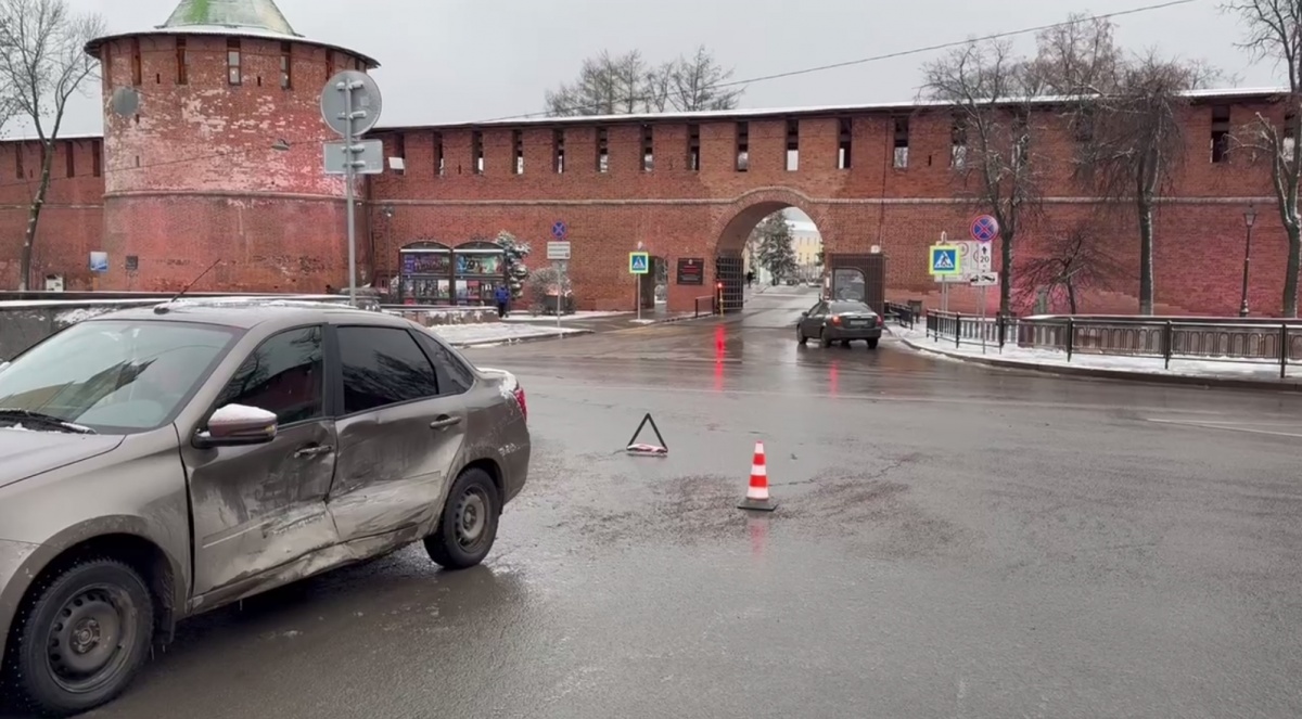Женщина попала в больницу после ДТП у нижегородского кремля - фото 1