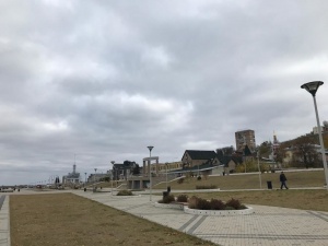 Облицовочная плитка и деревянные скамейки разрушились на Нижне-Волжской набережной
