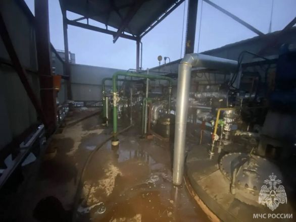 Опубликованы фото с места пожара на химзаводе в Дзержинске - фото 2