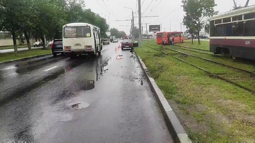 Автобус вылетел на рельсы в Автозаводском районе: пострадали три пассажира - фото 1