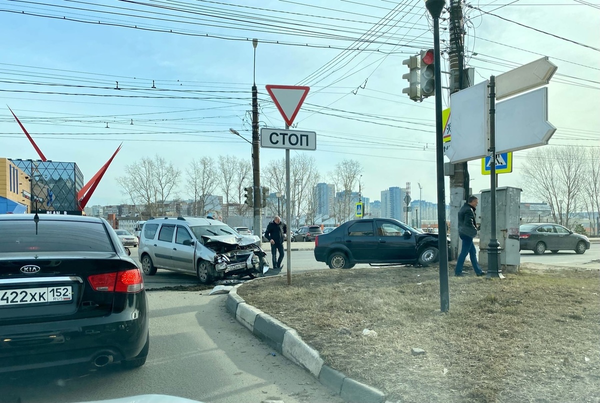 Две машины столкнулись на Мещерском бульваре в Нижнем Новгороде - фото 1