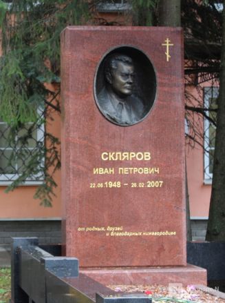 Огромные памятники и скромные кресты: показываем, как выглядят могилы известных нижегородских политиков - фото 11