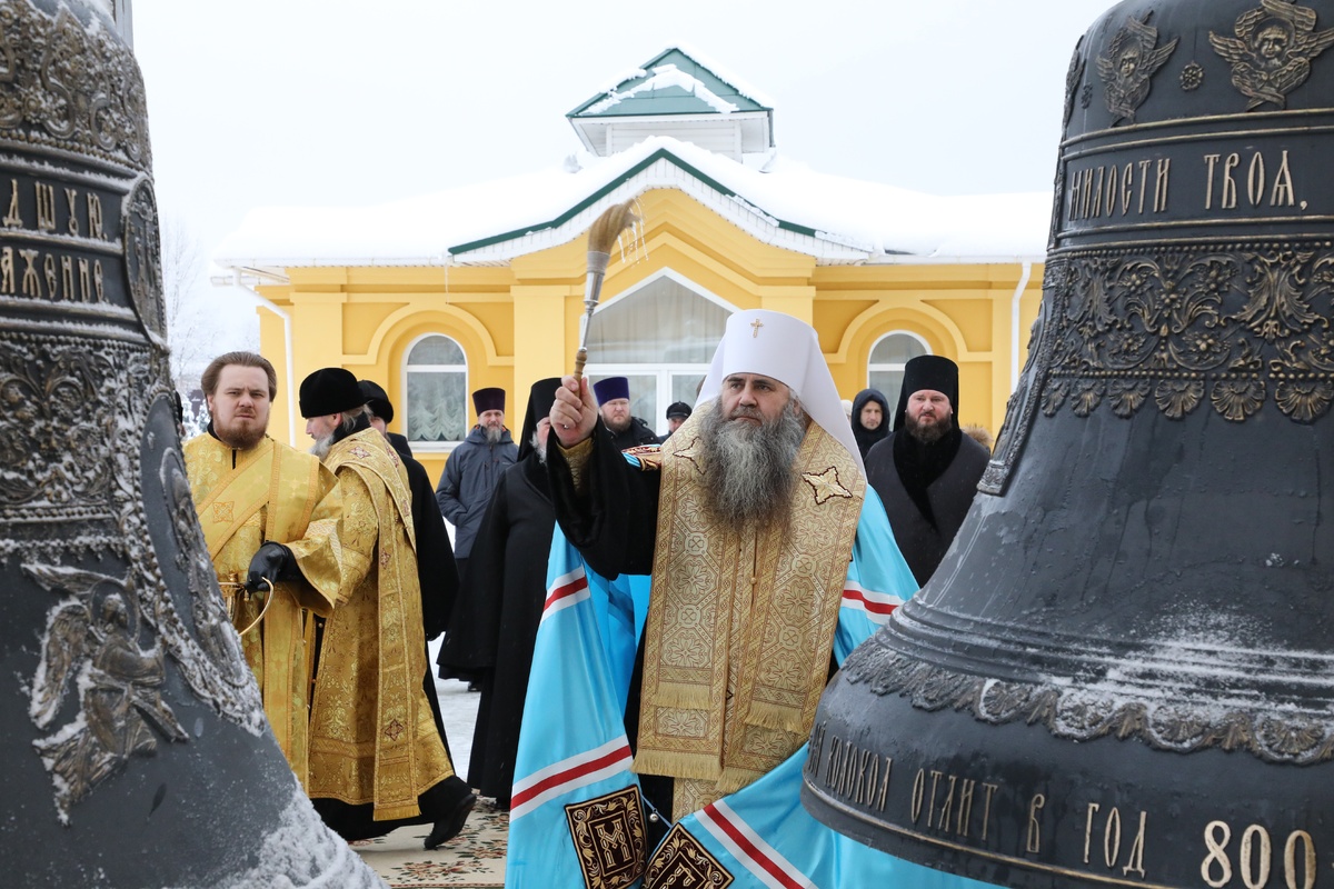 Колокола для звонницы Александро-Невского собора освятили в Нижнем Новгороде - фото 1