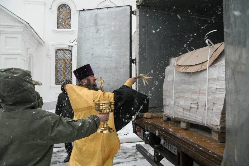 Три грузовика с гуманитарными грузами отправились из Нижегородской области в зону СВО - фото 1