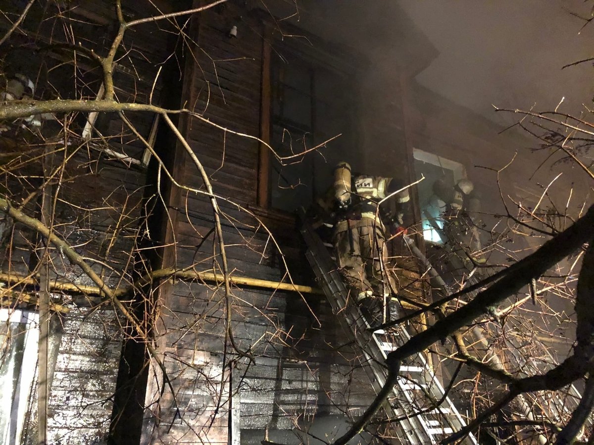 12 квартир пострадали в результате пожара в доме на улице Энтузиастов