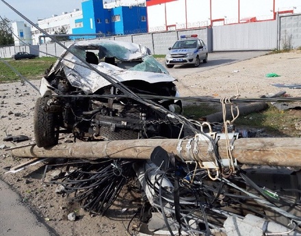 Авария с кульбитом: в Сормовском районе иномарка снесла два столба