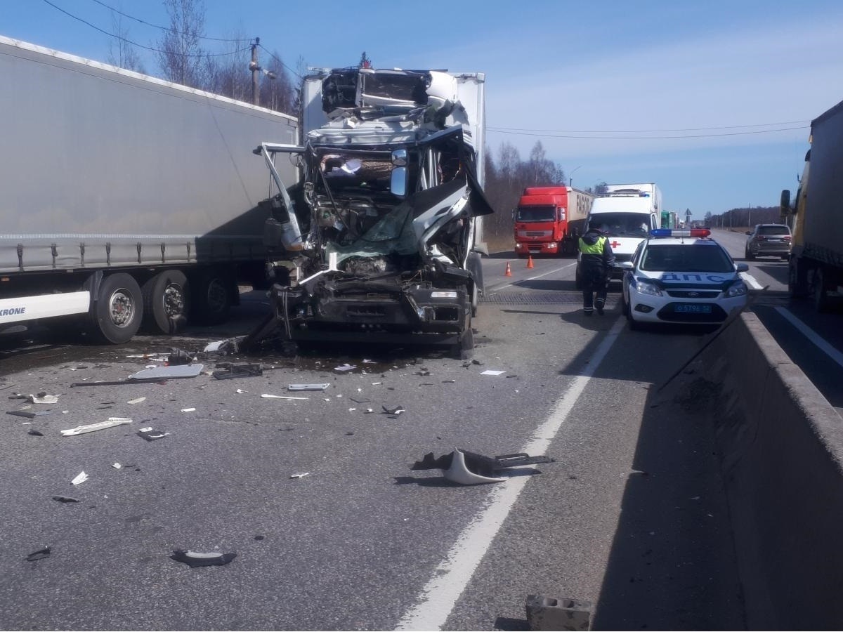 Водитель грузовика погиб, влетев в КамАЗ в Володарском районе - фото 1