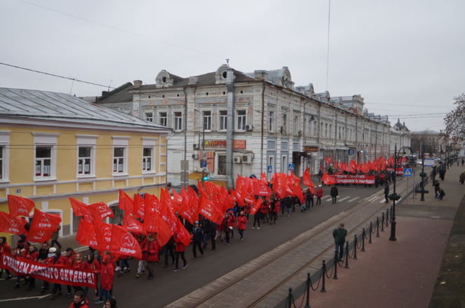 Нижегородские коммунисты отметили Октябрьскую революцию шествием по Канавинскому мосту (ФОТО) - фото 7