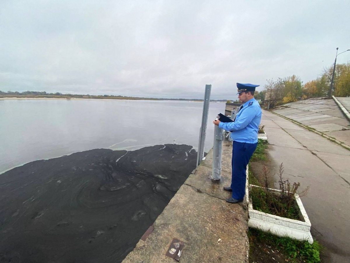 45 тысяч рублей составил ущерб от разлива нефтепродуктов в Волге - фото 1