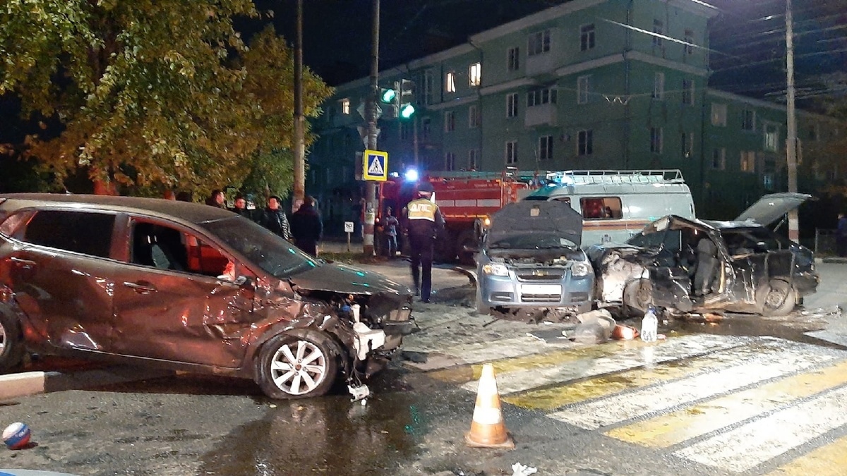 Два человека получили травмы в столкновении трех автомобилей в Дзержинске - фото 1