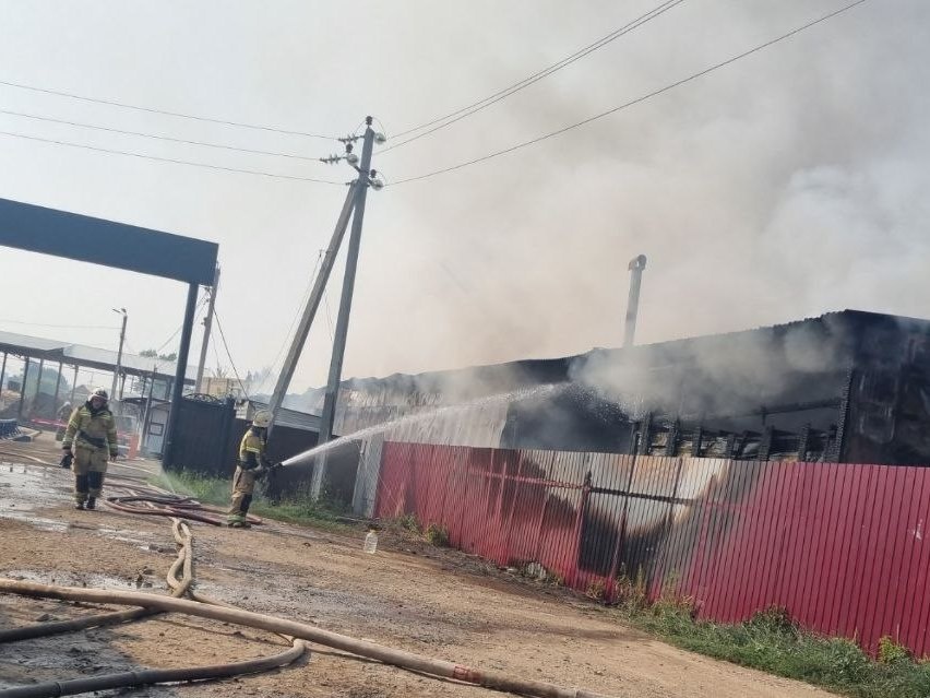 Склад со стройматериалами загорелся возле автозаправки на Бору 16 августа