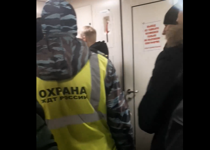 Пятеро несовершеннолетних безбилетников из Дзержинска устроили беспорядок в туалете электрички - фото 1