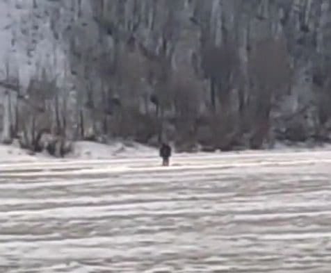 Нижегородские спасатели сняли рыбака с дрейфующей льдины на Оке - фото 1