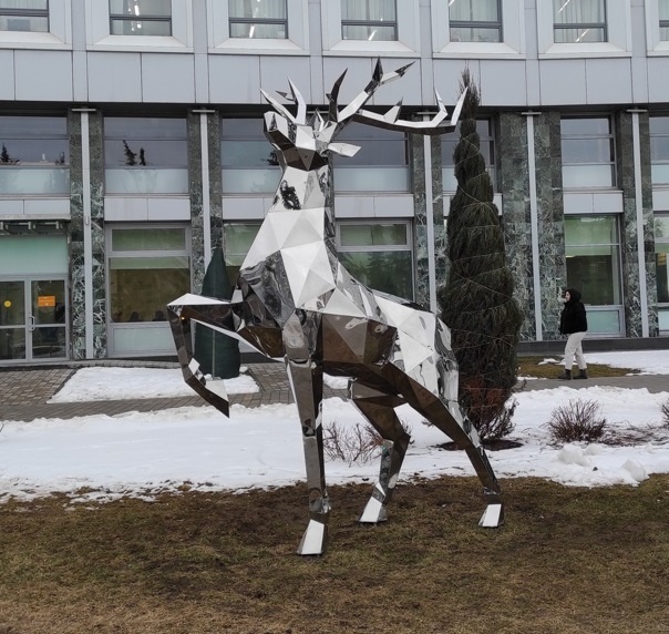 Скульптура оленя появилась на улице Варварской в Нижнем Новгороде - фото 1