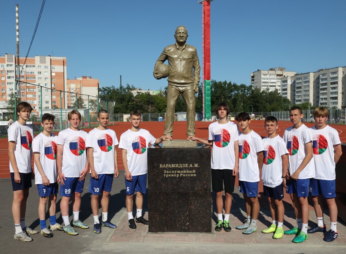 Скульптура заслуженного тренера России Автандила Барамидзе установлена в Дзержинске - фото 1