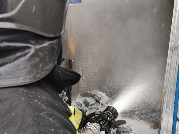 Один человек пострадал на пожаре в складском помещении в Нижнем Новгороде - фото 5