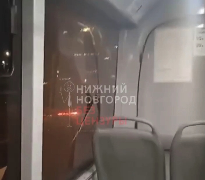 Неизвестный выстрелил в автобус в Автозаводском районе - фото 1