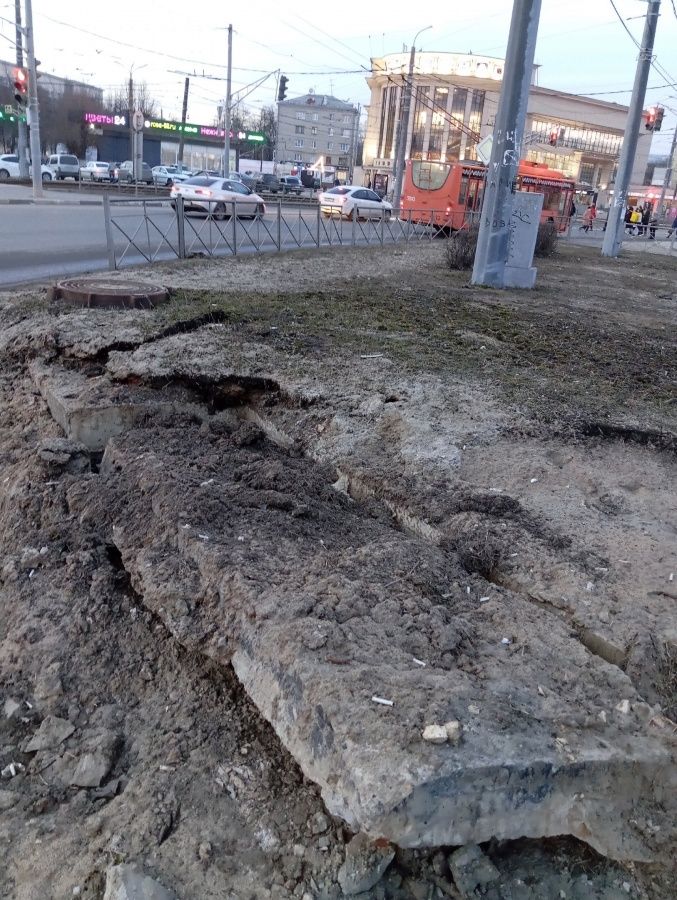 Бетонная плита обрушилась у остановки в Автозаводском районе